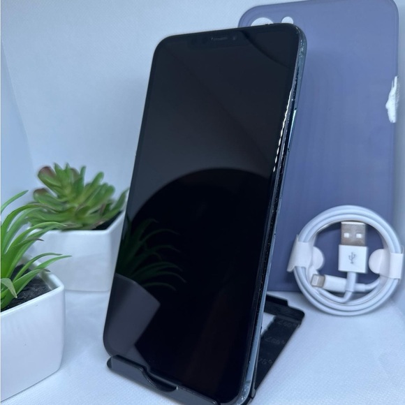 Apple iPhone 11 Pro Max 256GB Unlocked Midnight Green ANY COUNTRY - Picture 8 of 9